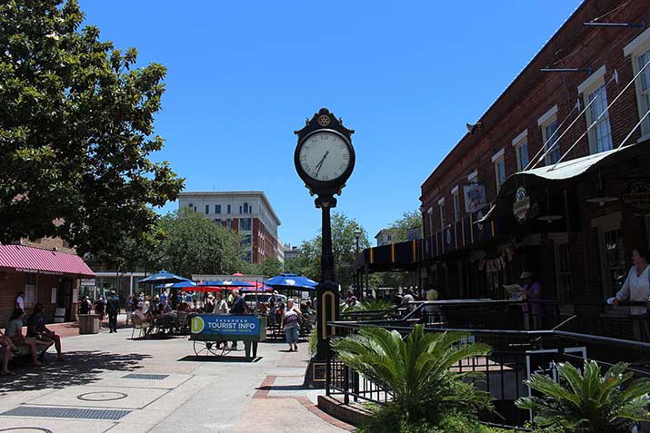 Savannah,-Georgia-city-market-dog-friendly Savannah, Georgia city market dog friendly